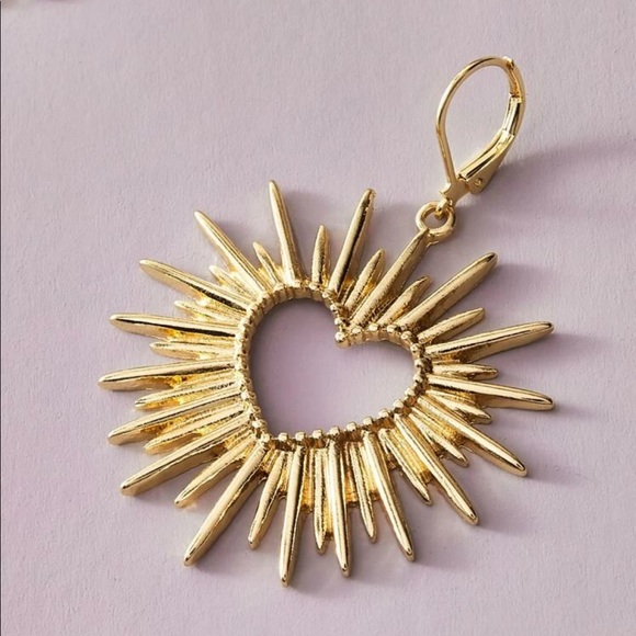 🆕 Hollow Out Heart Drop Earrings - Picture 4 of 5